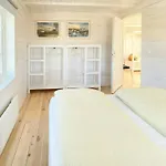 Modern Seaside House In Casa de Férias Henningsvær