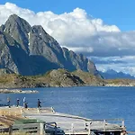Modern Seaside House In Casa de Férias Henningsvær