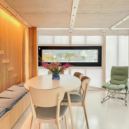 Modern Seaside House In 亨宁斯韦尔