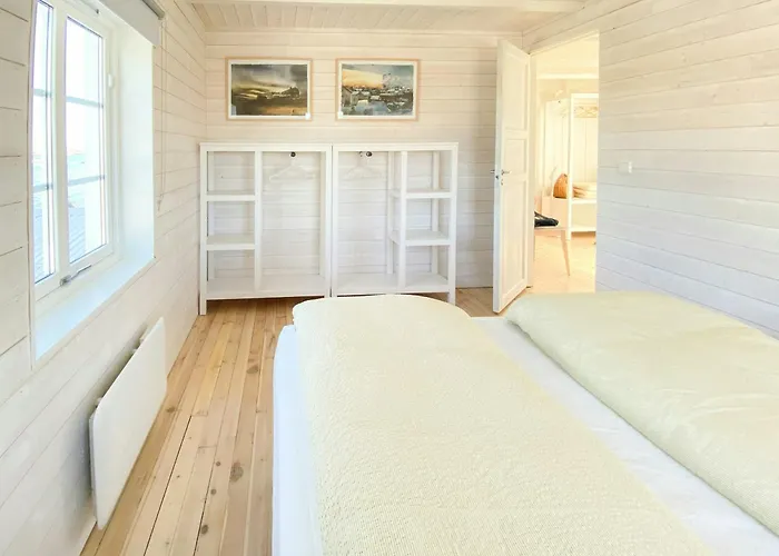 Modern Seaside House In Casa de Férias Henningsvær